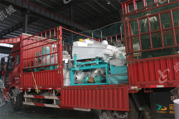 山西臨汾客戶訂購的石磨面粉機(jī)發(fā)貨